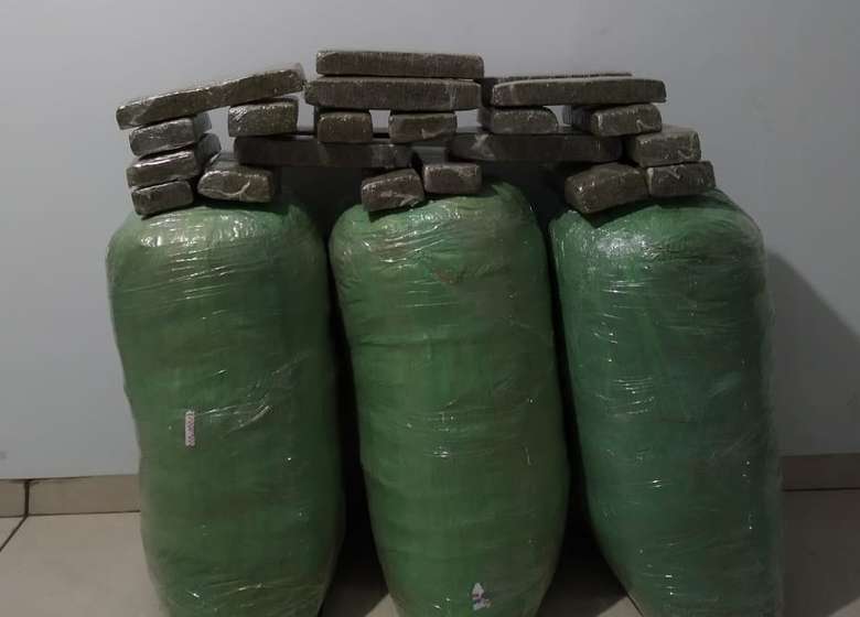 O homem foi preso e encaminhado juntamente com o veículo e a droga à delegacia - Crédito: Divulgação