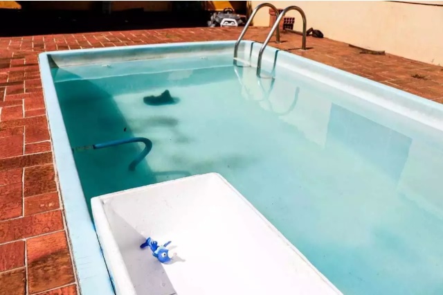 Bebê se afogou na piscina da casa em que morava ao tentar alcançar um brinquedo na água - Crédito: Henrique Kawaminami/Campo Grande News 