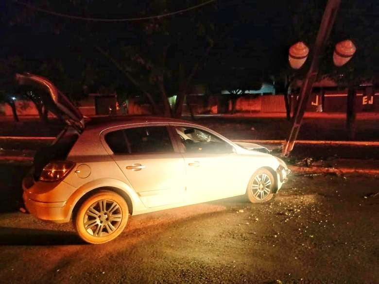 Veículo chegou a derrubar poste em Dourados - Crédito: Divulgação/GMD 