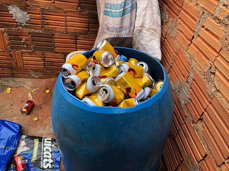 Barril lotado de latas de cerveja vazia - Crédito: Divulgação 
