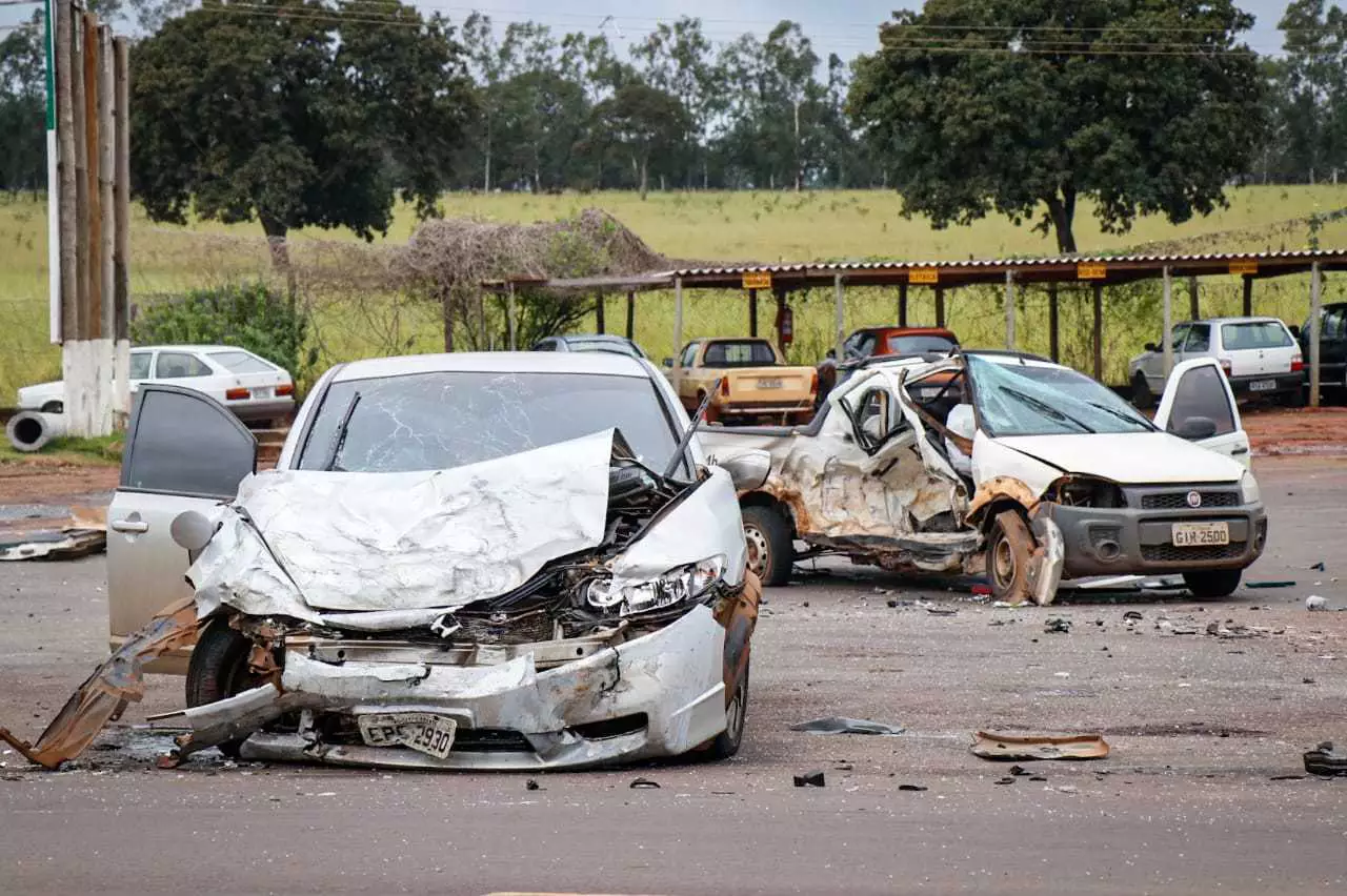 Veículos ficaram destruídos na colisão (Foto: Henrique Kawaminami) 
