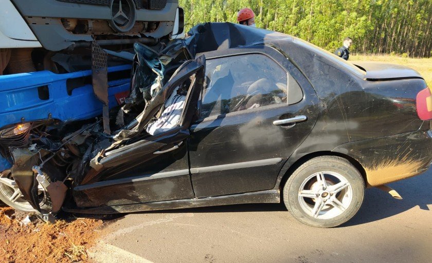 Vítimas estavam no carro (Foto: Divulgação, Bombeiros)