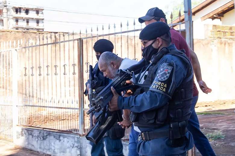 Cleber de Souza Carvalho na saída de um dos cenários dos crimes que confessou - Crédito: (Kísie Ainoã/Arquivo)