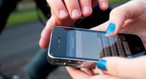 Suspeito foi detido por roubo de celular; a vítima reconheceu características da moto e das roupas do acusado 