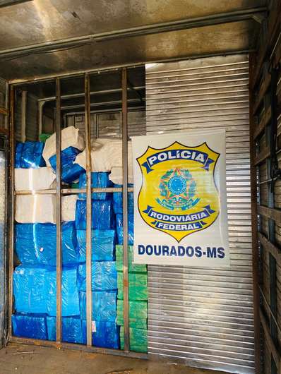A droga foi localizada em um fundo falso da carreta - Crédito: Divulgação / PRF