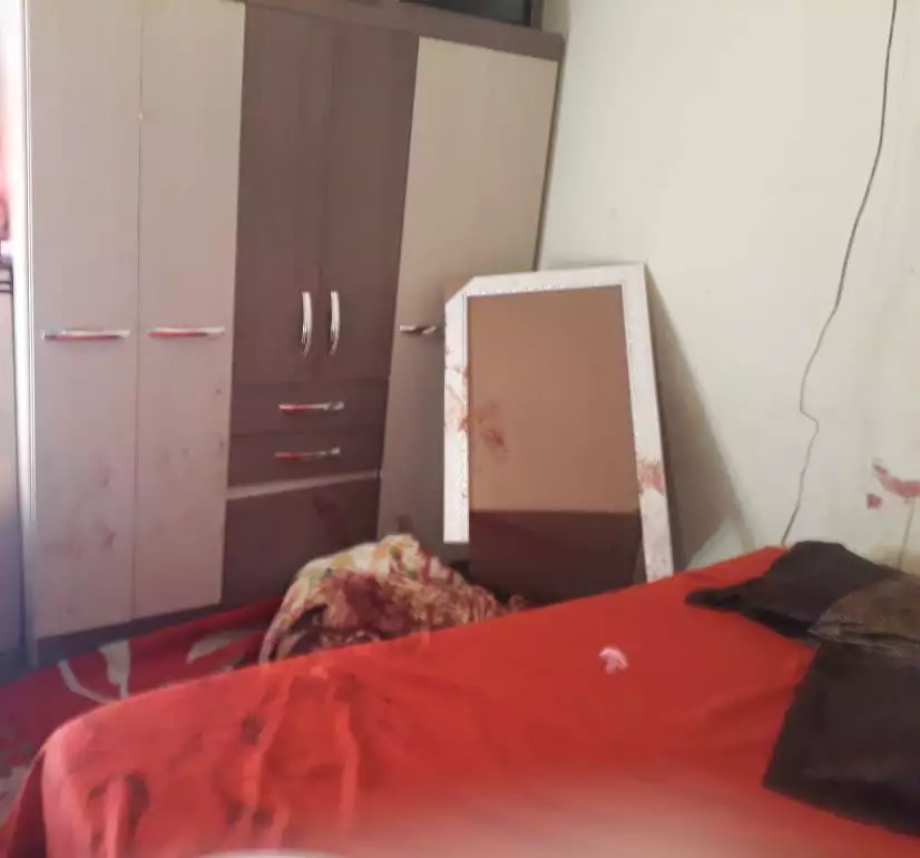 Marcas de sangue no quarto, onde ocorreu o crime na noite de ontem. (Foto: Jornal MS Todo Dia)