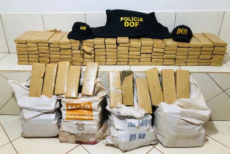 A droga foi localizada no interior do veículo