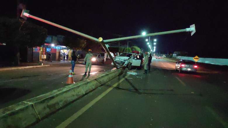 O carro invadio o canteiro da Avenida - Crédito: Osvaldo Duarte/Dourados News 