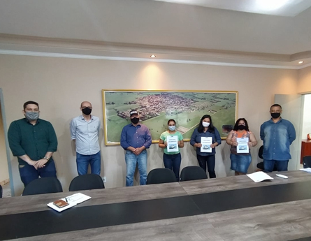 Famílias assinam contrato que autoriza inicio das obras do programa ‘lote urbanizado’ em Deodápolis 