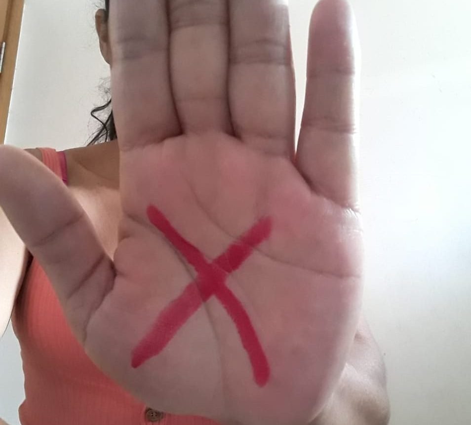 Mulher era mantida em cárcere e procurou ajuda com sinal vermelho. Imagem: Divulgação Promuse