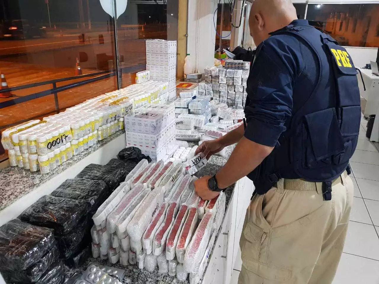 Centenas de caixas de comprimidos contrabandeados foram apreendidos na rodovia (Foto: divulgação/PRF) 
