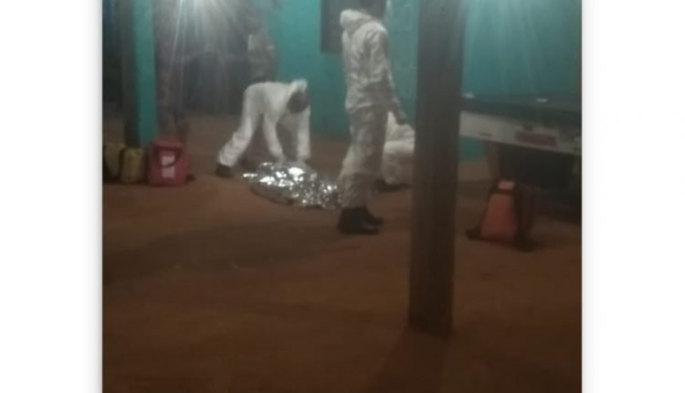 Homem foi baleado e morreu no local - Crédito: JP News 