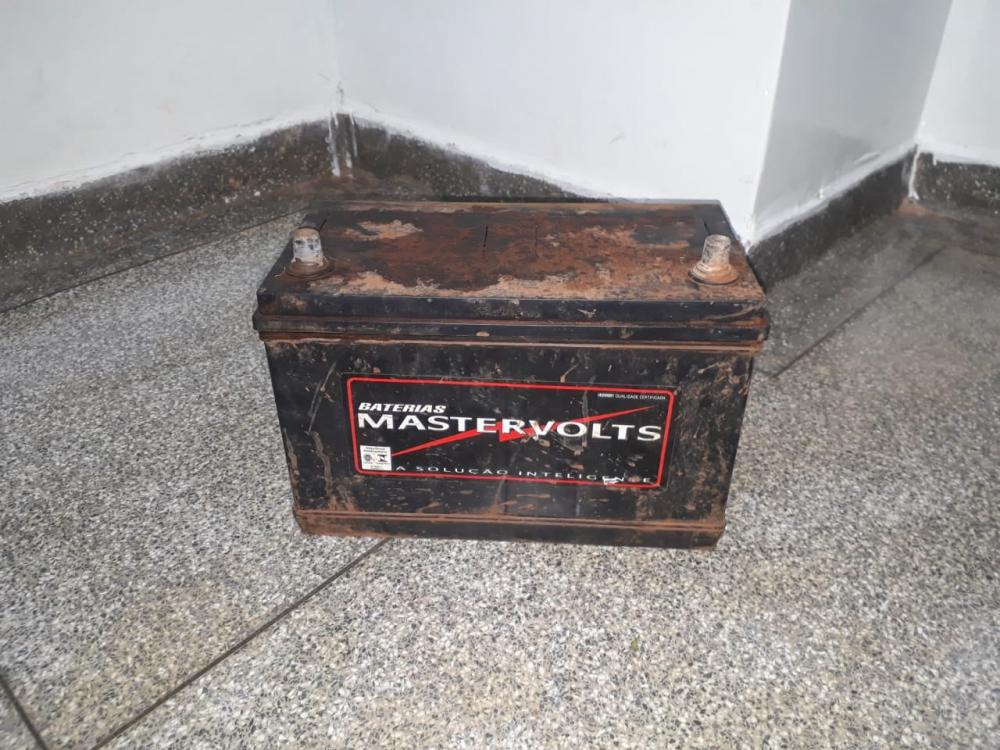 Jovens foram presos após confessarem furto de bateria de carro em Deodápolis 