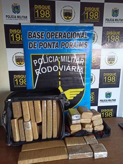 Maconha era transportada em uma mala - Crédito: Divulgação/PMR 