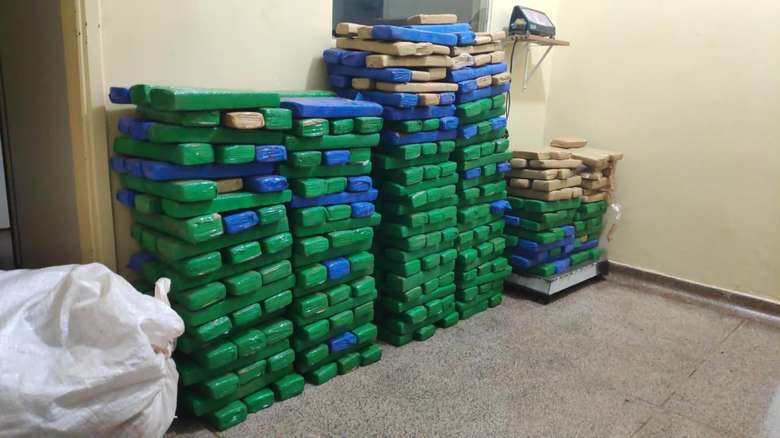 O veículo estava lotado de drogas - Crédito: Dourados News 