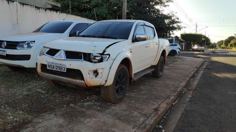 Caminhonete encontrada no local - Crédito: Dourados News 