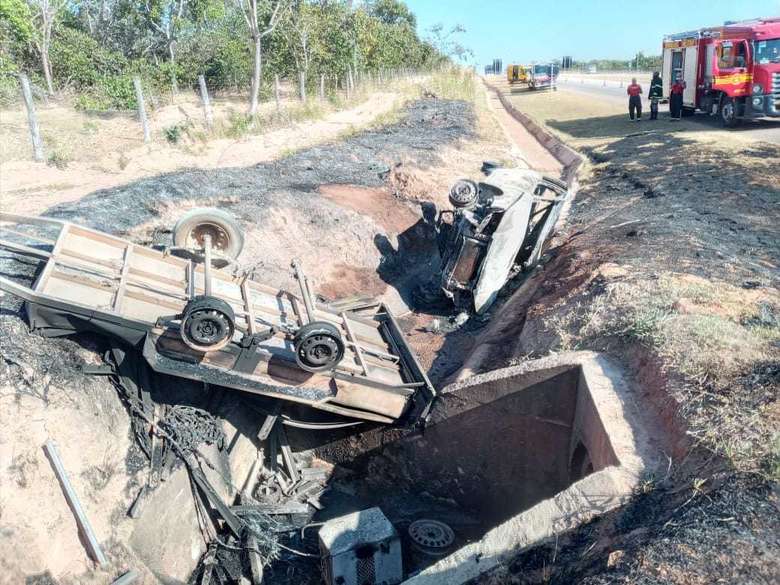 Carro carbonizado em vala às margens da rodovia BR-163, entre Sonora e Pedro Gomes - Crédito: (Sidney Assis) 