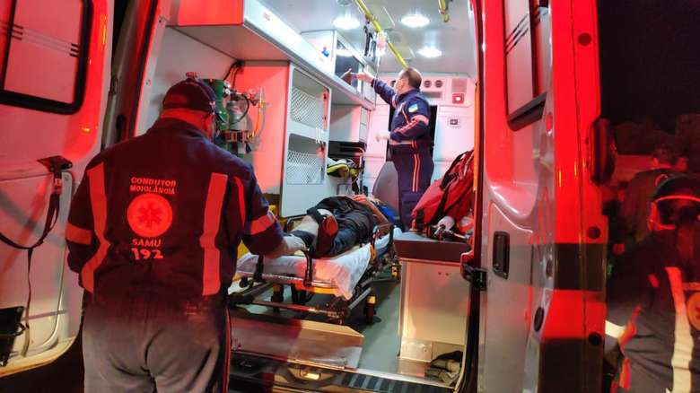 O ciclista foi socorrido para o HV - Crédito: Dourados News 