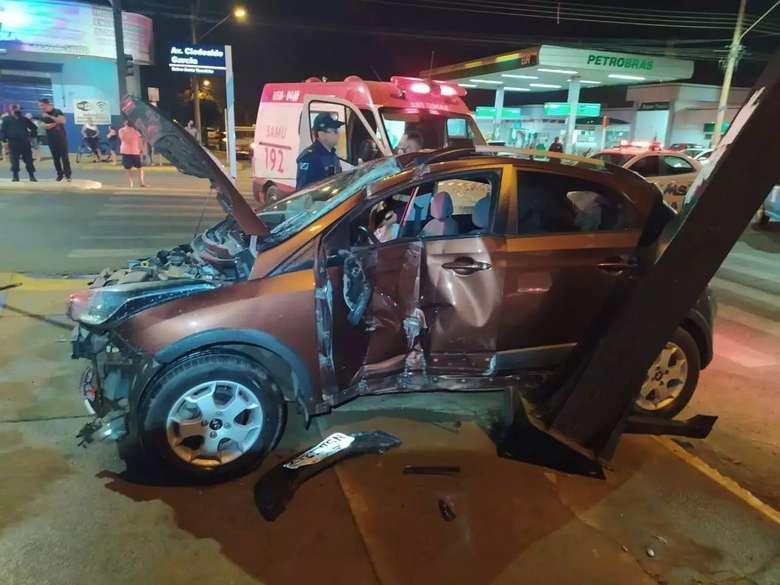 Veículo HB20 ficou completamente destruído na batida. - Crédito: (Fatos MS- Tv Fatos) 