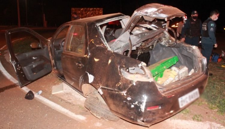Carro capotou na entrada da cidade (Foto: Jornal da Nova)