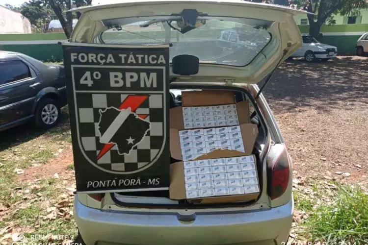 Produto estava sendo transportado no porta-malas do carro. - Crédito: (Polícia Militar) 