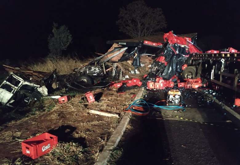 Homem morreu após colisão entre carretas - Crédito: Jornal da Nova 
