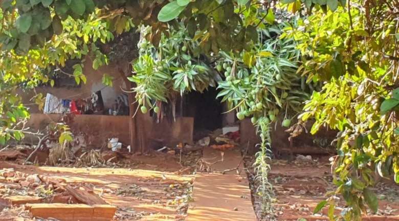 Mulher foi encontrada morta na varanda da casa dela - Crédito: Clayton Neves/Campo Grande News 