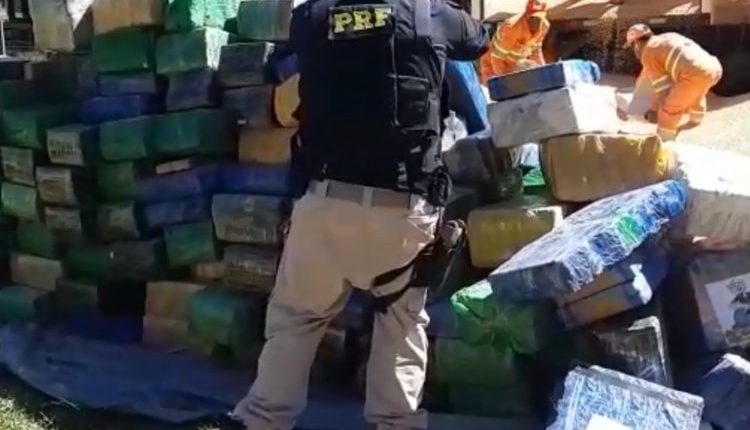 Veículo estava sem tacógrafo e carregado de maconha. - Crédito: (PRF) 