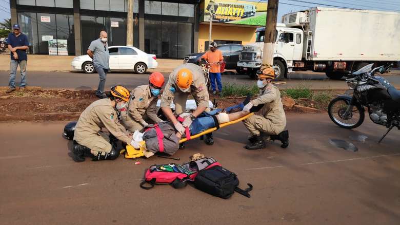 A vítima foi socorrida pelo Corpo de Bombeiro - Crédito: Osvaldo Duarte/Dourados News 