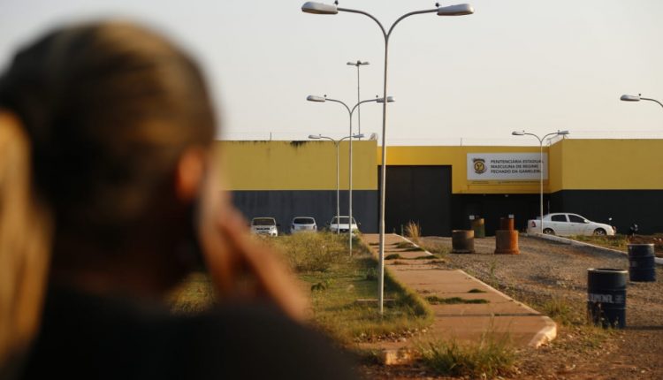 Movimentação de parentes de detentos em frente ao presídio (Foto: Leonardo de França, Midiamax)
