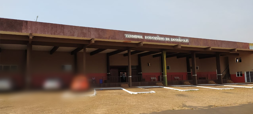 Mulher foi presa na rodoviária de Deodápolis portando arma de fogo e cocaína 