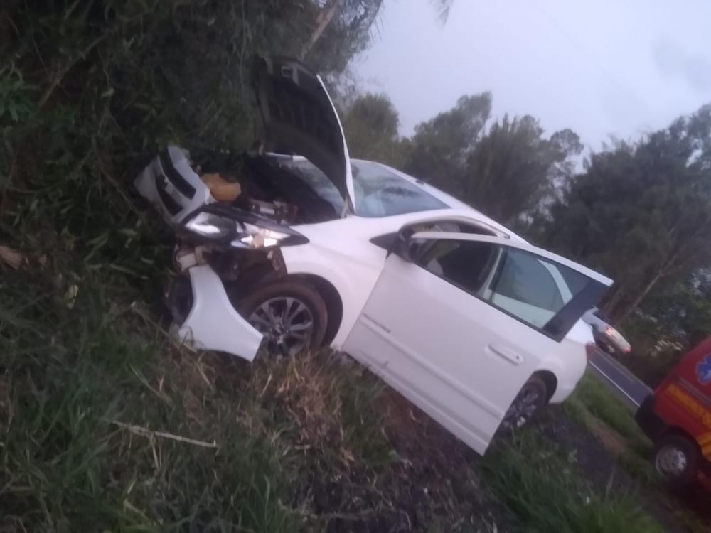 Motorista perdeu o controle de Prisma e acabou saindo da pista na BR 376, próximo a Deodápolis 