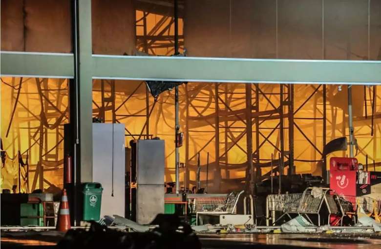 Acesso principal mostra interior da loja completamente destruído. - Crédito: Marcos Maluf/Campo Grande News