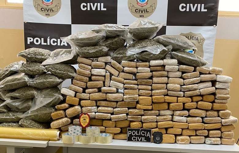Foram encontradas fitas adesivas, tabletes de maconha e sacos de 'skunk' - Crédito: Divulgação 