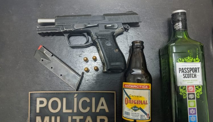 Pistola e bebidas encontradas (Divulgação, PM)