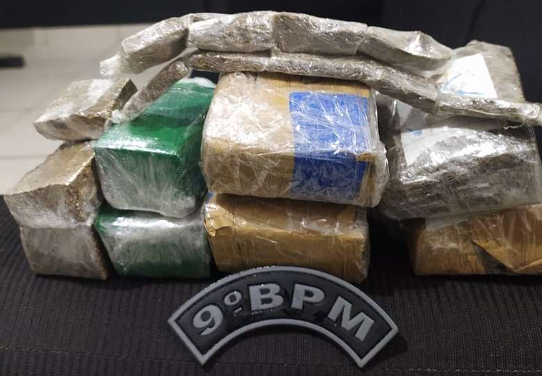 Após diligências, foi constatado que os dois abordados tinham um ponto de drogas - Crédito: Divulgação