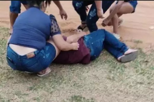Um dos homens sendo socorrido pelos moradores. - Crédito: (Amambay Vision) 