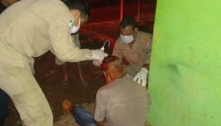 Idoso confunde casa e acaba agredido a pauladas por morador
