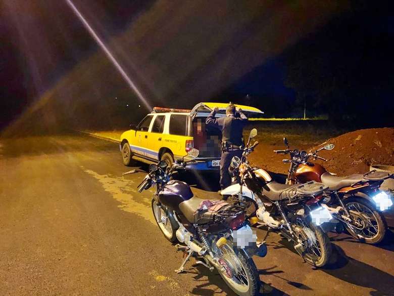 Flagrados empinando motos, jovens são presos na Vila Esperança