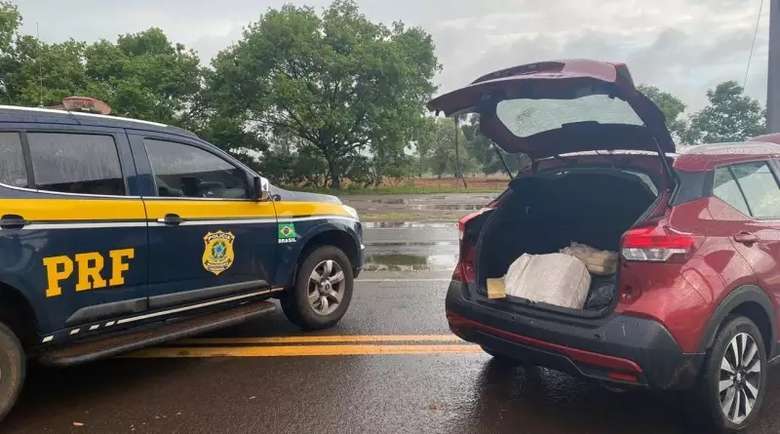 Traficante é preso com carro abarrotado de maconha, comparsa foge