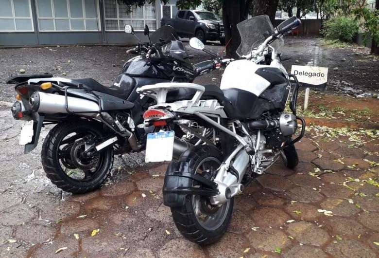 À esquerda, moto modelo Suzuky V-Strom ao lado de BMW avaliada em cerca de R$ 35 mil. - Crédito: (Polícia Civil) 