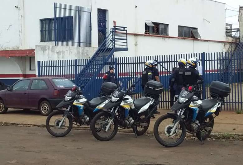 Guardas Municipais estiveram em mercado invadido durante esta madrugada - Crédito: Hedio Fazan/Dourados News 