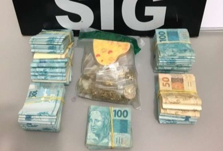 Dinheiro e pacote de ouro apreendido com o criminoso. - Crédito: (Polícia Civil) 
