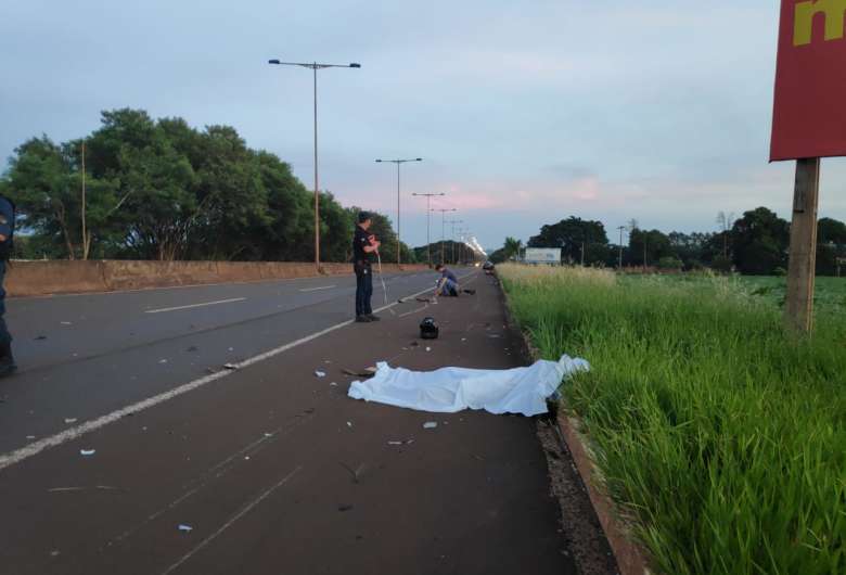A passageira da moto morreu no local - Crédito: Osvaldo Duarte/ Dourados News 