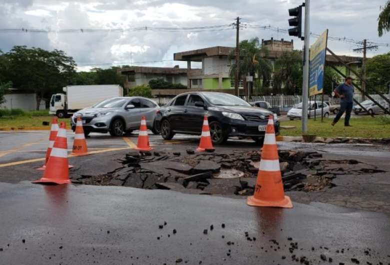 No centro, enxurrada levou parte do asfalto em rotatória da Joaquim Murtinho com a Eduardo Elias Zahran - Crédito: Ranziel Oliveira, Midiamax 