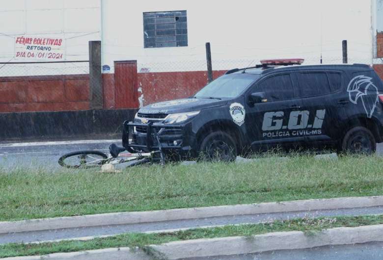 Viatura do GOI (Grupo de Operações e Investigações) no local onde aconteceu o crime (Foto: Kísie Ainoã) 