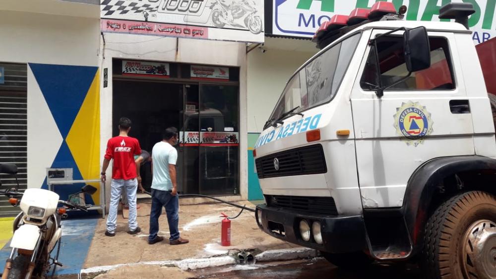 Defesa Civil atendeu ocorrência de incêndio em mecânica de motos no centro de Deodápolis 