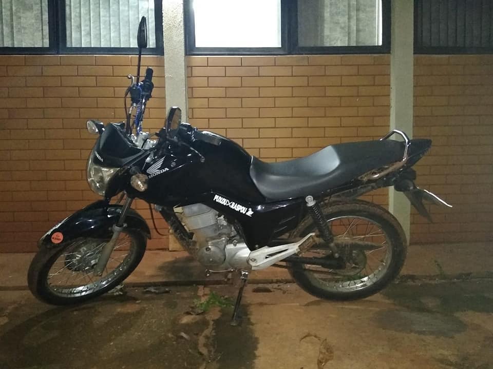 Homem tentou fugir, jogou moto contra viatura e foi detido por direção perigosa 