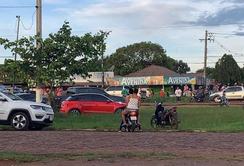 Ao fundo da imagem, lanchonete onde a vítima foi executada. - Crédito: Divulgação 