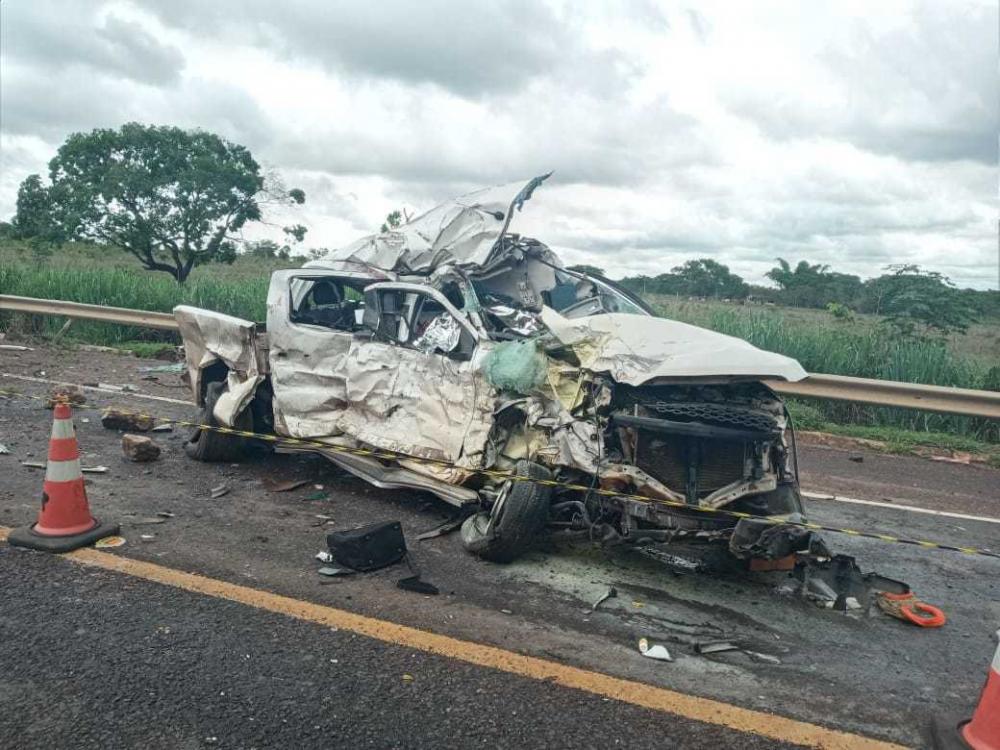Caminhonete ocupada por duas pessoas ficou destruída; vítimas não resistiram (Foto: Sidney Assis) 